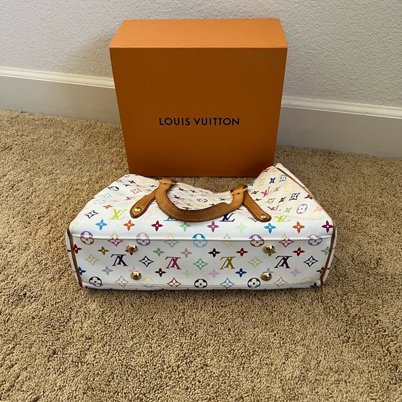 LV Aurelia bag bundle with heart bag charm and clover necklace. Box not included - Picture 6 of 8